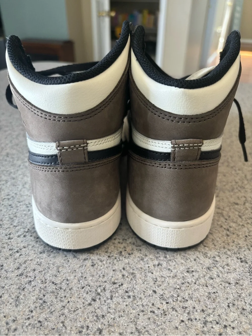 Air Jordan 1 Retro High OG "DARK MOCHA" Kid’s Size 6.5/Woman’s Size 8, LIKE NEW - Picture 9 of 11